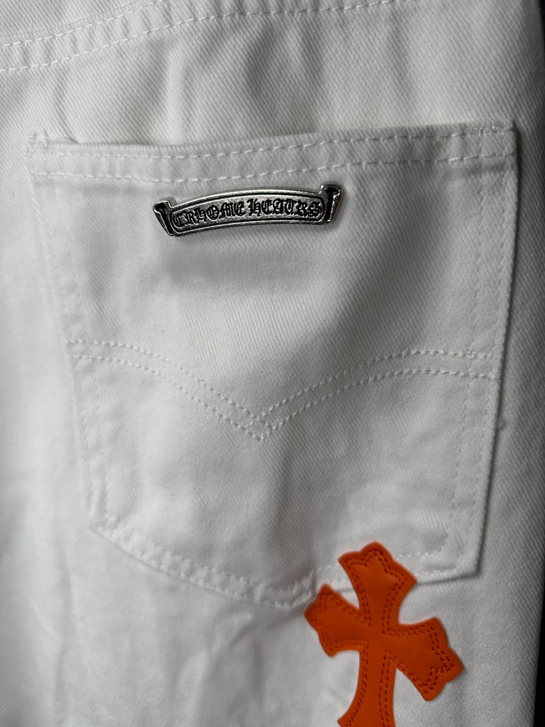 P260 💰 (Top version) Chrome Hearts/Chrome Hearts Classic white and orange cow series colored leather cross washed color fabric unisex denim trousers Vibe style straight stacked god-level version Carbon fine bias denim color cloth Old vintage full set of hardware - Chrome Hearts white cow series The high version uses high-ounce custom fabrics, fermentation washing and soft color fixation, soft and thick to wear. The details are all made by hand-polished craftsmanship. All-over printed jacquard fabric Unique design style. Through multiple processes to create a full retro feel. Unique niche non-contrast shirt. Customized distressed spray-painted buttons. Craftsmanship in every detail. Color: white and orange. Size: 28-30-32-34 (corresponding to S-M-L-XL)